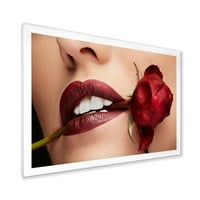 DesignArt 'Девојче со црвен кармин кој држи роза во уста' модерен врамен уметнички принт