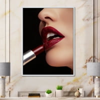 DesignArt 'Womanената што применува црвен кармин на усните I модерна врамена платно wallидна уметност печатење